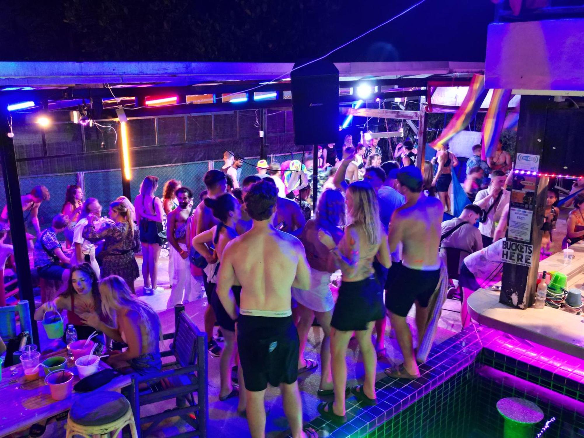 Wet! A Pool Party Hostel By Wild & Wandering Haad Rin Eksteriør billede