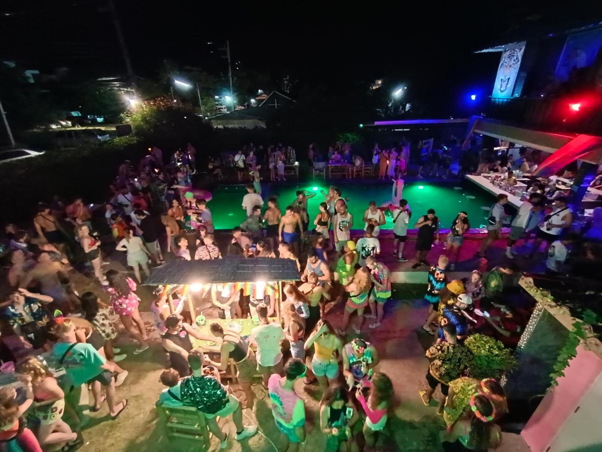 Wet! A Pool Party Hostel By Wild & Wandering Haad Rin Eksteriør billede