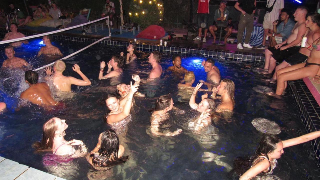 Wet! A Pool Party Hostel By Wild & Wandering Haad Rin Eksteriør billede
