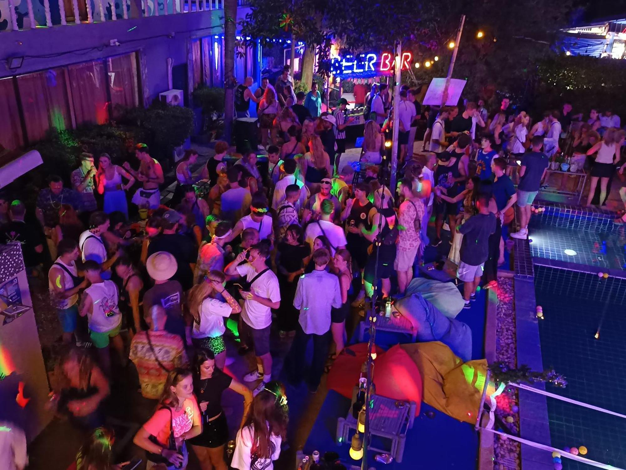 Wet! A Pool Party Hostel By Wild & Wandering Haad Rin Eksteriør billede